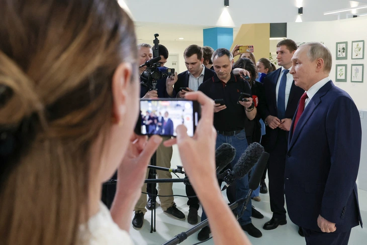 Tổng thống Nga Vladimir Putin gặp gỡ báo chí sau cuộc điện đàm với ông Trump, tại trung tâm giáo dục Sirius gần Sochi ở vùng Krasnodar, Nga, ngày 19-5 - Ảnh: SPUTNIK/REUTERS