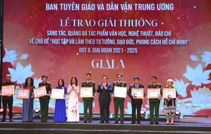 Đại diện các nhóm tác giả nhận giải A - Ảnh: CTV