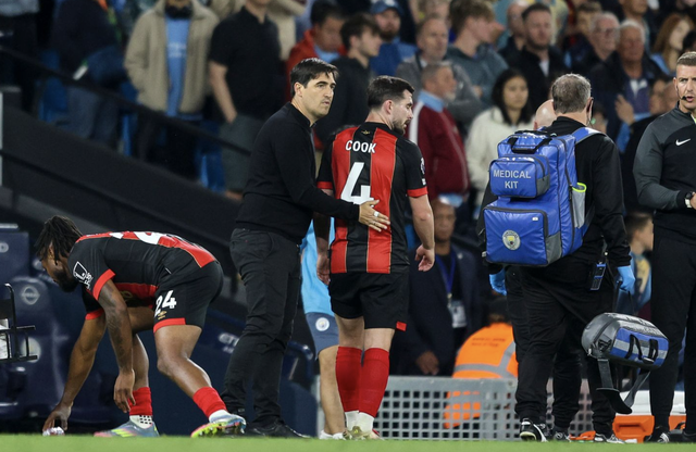 Lewis Cook tiếp bước Mateo Kovacic rời sân bằng thẻ đỏ trực tiếp
