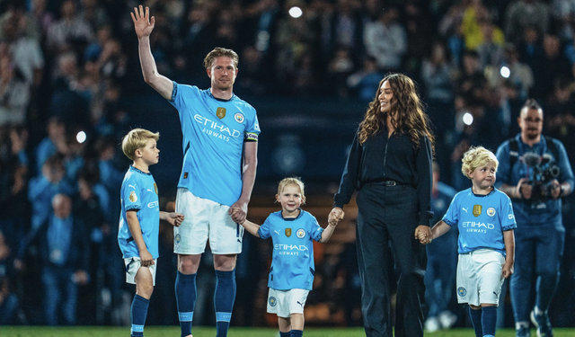 Man City tri ân Kevin de Bruyne trong lễ chia tay giàu cảm xúc