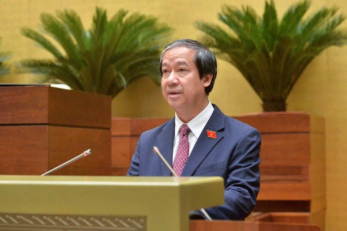 Bộ trưởng Bộ Giáo dục và Đào tạo Nguyễn Kim Sơn trình bày tờ trình trước Quốc hội. Ảnh: Phạm Thắng