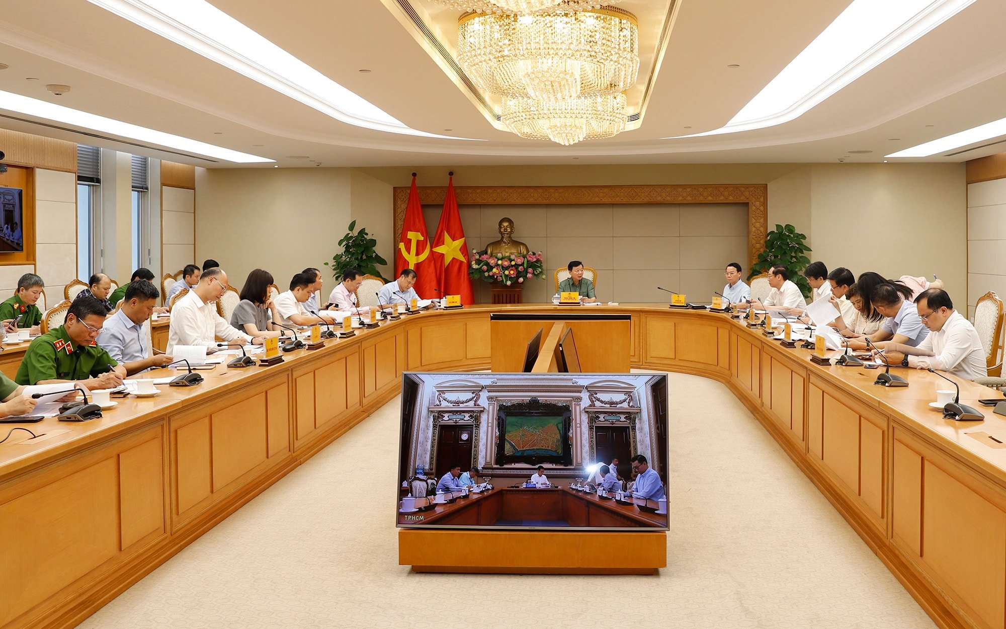Phó Thủ tướng yêu cầu Hà Nội, TPHCM chủ động xây dựng và thực hiện các phương án cụ thể để giảm ô nhiễm môi trường phù hợp với điều kiện thực tế.