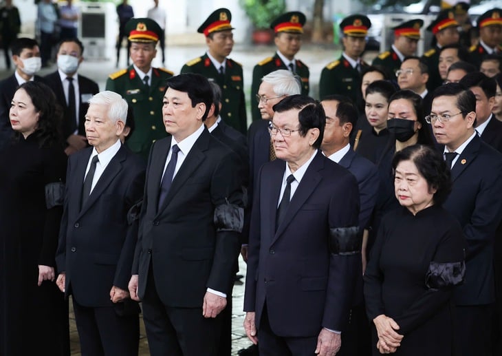 Đoàn Chủ tịch nước do Chủ tịch nước Lương Cường dẫn đầu vào lễ viếng - Ảnh: NGUYỄN KHÁNH