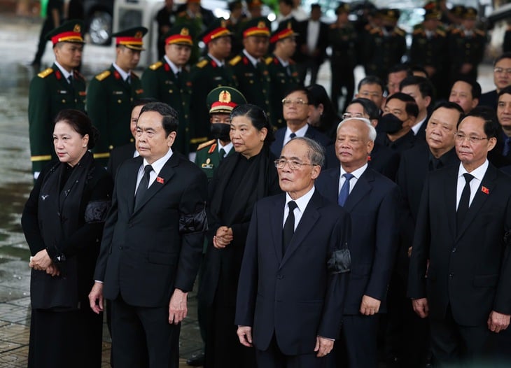 Đoàn Quốc hội do Chủ tịch Quốc hội Trần Thanh Mẫn dẫn đầu vào lễ viếng - Ảnh: NGUYỄN KHÁNH