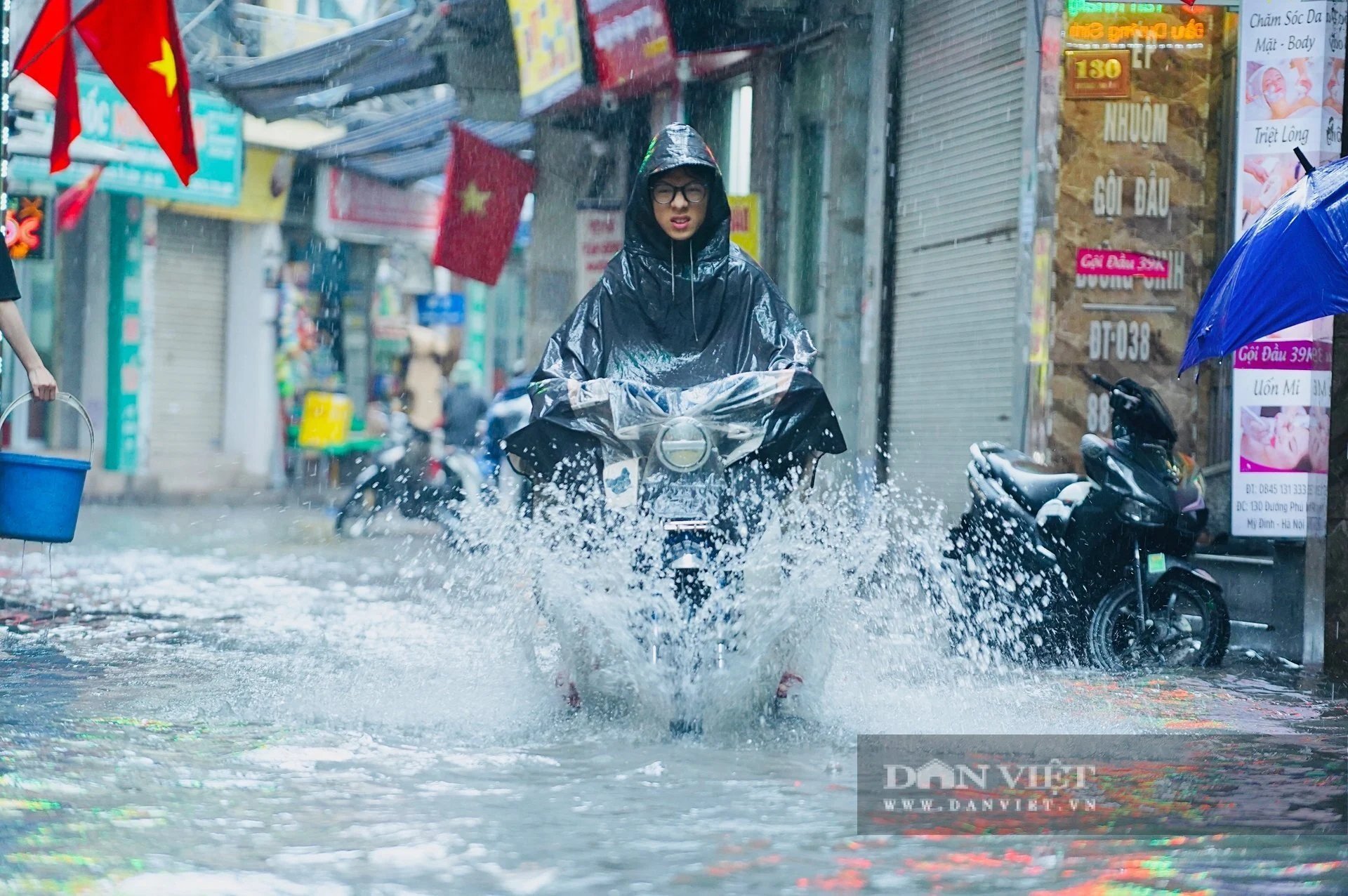 Tuyến đường Phú Mỹ (Mỹ Đình 2) ngập sau một cơn mưa lớn. Ảnh: Khổng Chí.