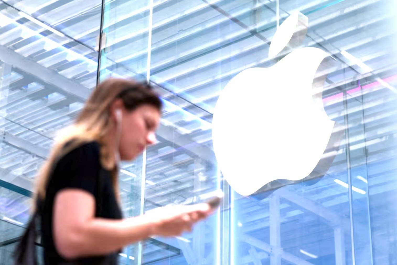 Cổ phiếu Apple giảm mạnh sau khi ông Trump dọa áp thuế 25% với iPhone không sản xuất ở Mỹ - Ảnh: Reuters