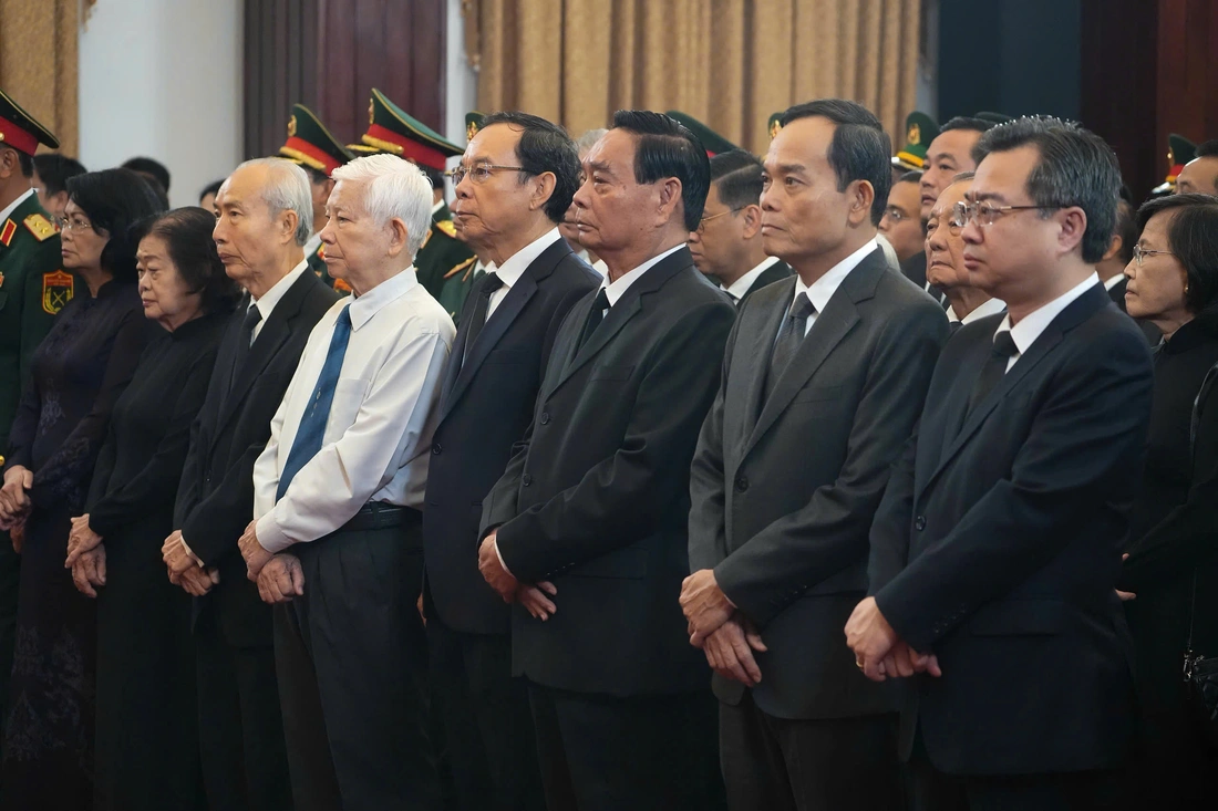 Nguyên lãnh đạo Đảng, Nhà nước, Ủy ban Mặt trận Tổ quốc Việt Nam và đoàn Thành ủy - HĐND - UBND - Ủy ban Mặt trận Tổ quốc Việt Nam TP.HCM tại lễ truy điệu - Ảnh: HỮU HẠNH