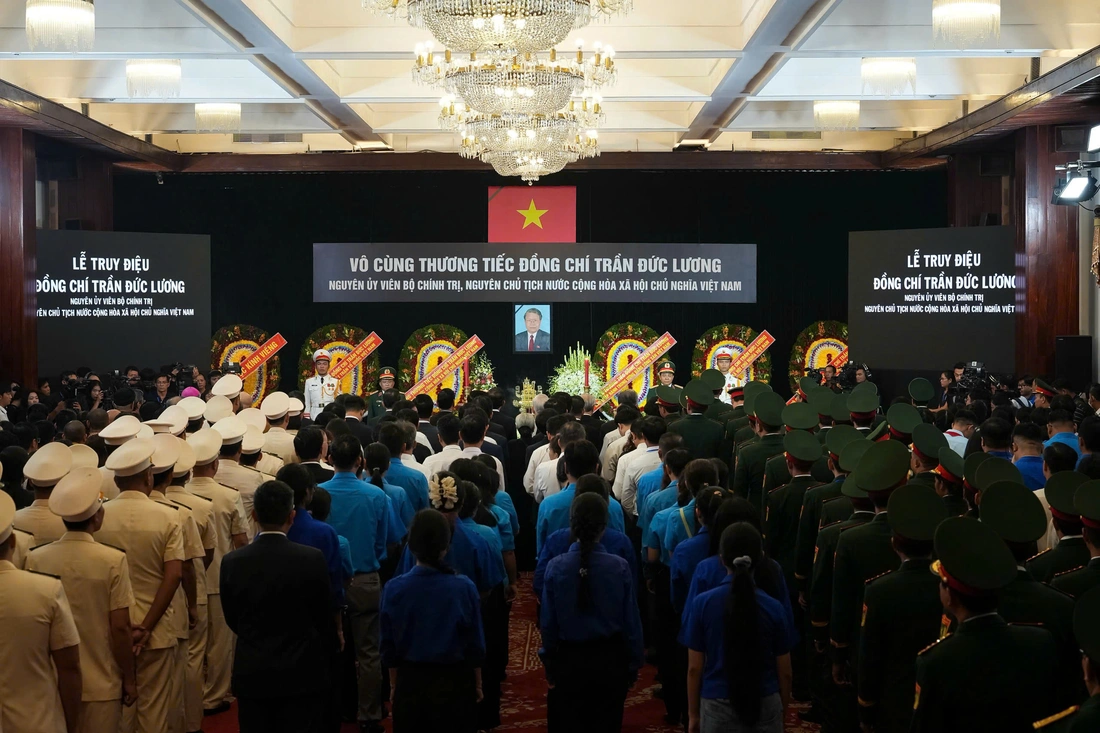 Nhiều đoàn đại biểu dự lễ truy điệu nguyên Chủ tịch nước Trần Đức Lương tại Hội trường Thống nhất, TP.HCM - Ảnh: HỮU HẠNH