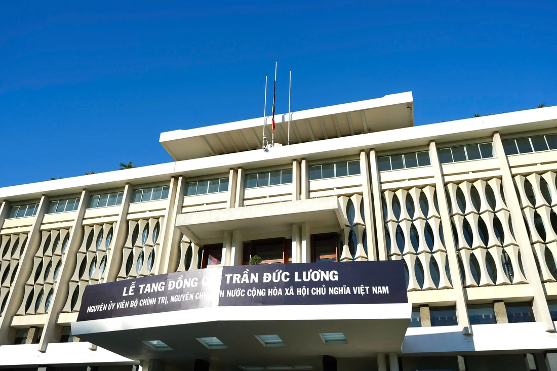 Cờ rủ được treo tại Hội trường Thống nhất, TP.HCM - Ảnh: HỮU HẠNH