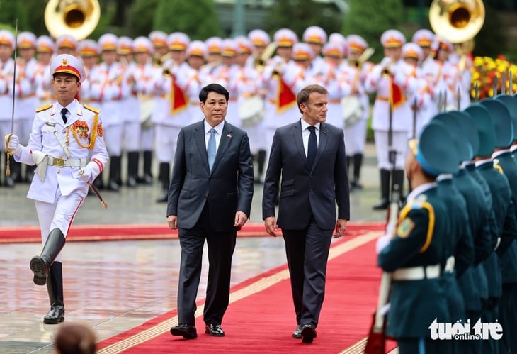 Chủ tịch nước Lương Cường và Tổng thống Pháp Macron duyệt đội danh dự - Ảnh: NGUYỄN KHÁNH