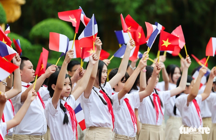 Thiếu nhi Hà Nội cầm quốc kỳ hai nước, vui mừng chào đón hai nhà lãnh đạo - Ảnh: NGUYỄN KHÁNH