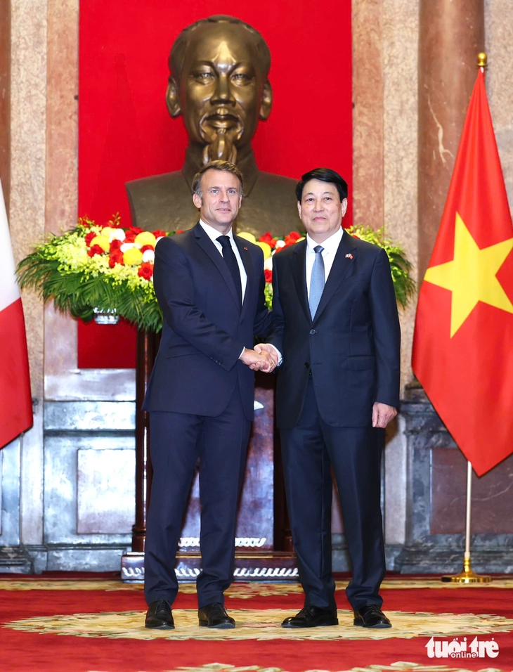 Chủ tịch nước Lương Cường và Tổng thống Pháp Macron chụp ảnh trước hội đàm - Ảnh: NGUYỄN KHÁNH