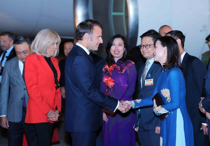 Tổng thống Pháp Macron và Phu nhân tại sân bay Nội Bài - Ảnh: TTXVN