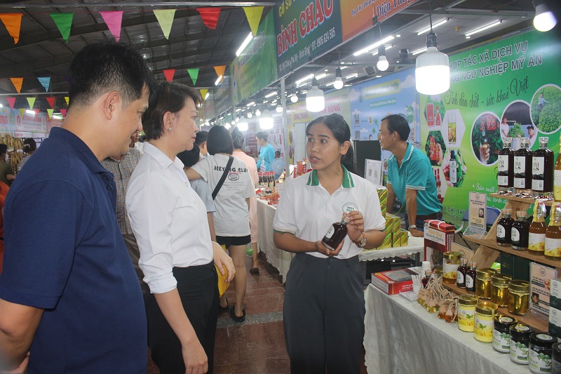 Các đối tác, nhà bán lẻ tìm hiểu thông tin về sản phẩm OCOP, sản phẩm đặc trưng của tỉnh Bình Định.