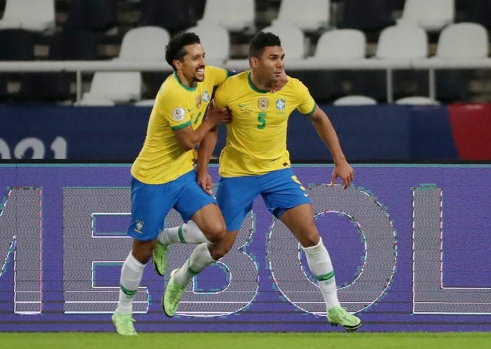 Casemiro trở lại, tạo điểm tựa cho hàng tiền vệ Brazil