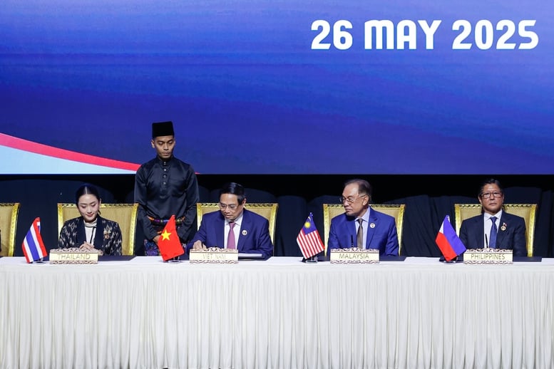 Thủ tướng Phạm Minh Chính cùng các nhà lãnh đạo ký Tuyên bố 'ASEAN 2045: Tương lai chung của chúng ta' - Ảnh: VGP/Nhật Bắc