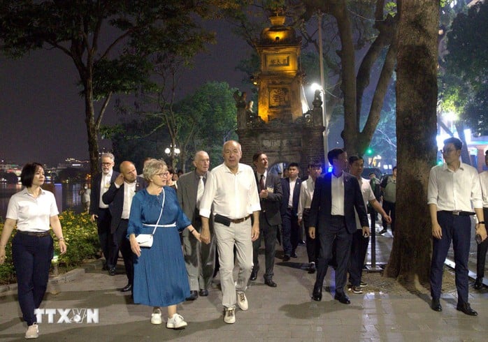 Tổng thống Hungary Sulyok Tamás và Phu nhân đi dạo tại khu vực hồ Hoàn Kiếm. Ảnh: TTXVN