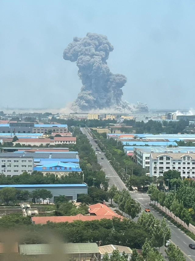 Cột khói bốc cao sau vụ nổ nhà máy hóa chất. Ảnh: Đài phát thanh và truyền hình Trùng Khánh số 1