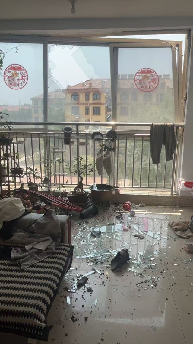 Kính cửa sổ của một căn nhà cách xa hiện trường vụ nổ nhiều km vẫn vỡ vụn. Ảnh: Đài phát thanh và truyền hình Trùng Khánh số 1