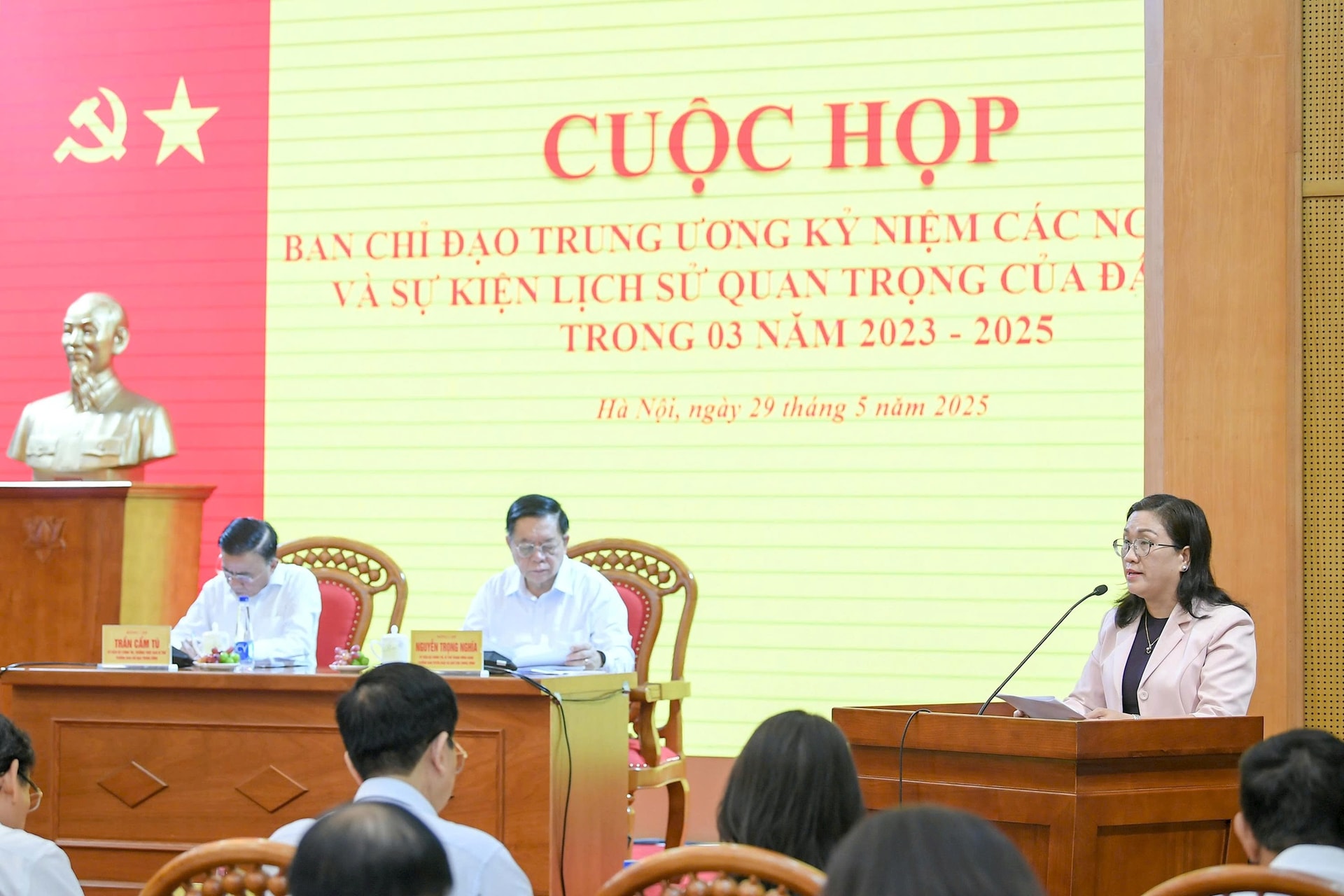 Phó Trưởng ban Tuyên giáo và Dân vận Trung ương Đinh Thị Mai trình bày báo cáo. Ảnh: Nguyên Anh