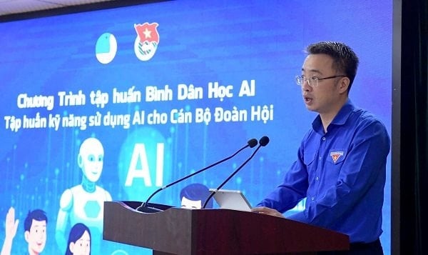 Ông Nguyễn Tường Lâm, Bí thư Trung ương Đoàn, Chủ tịch Hội Liên hiệp thanh niên Việt Nam phát biểu khai mạc chương trình tập huấn