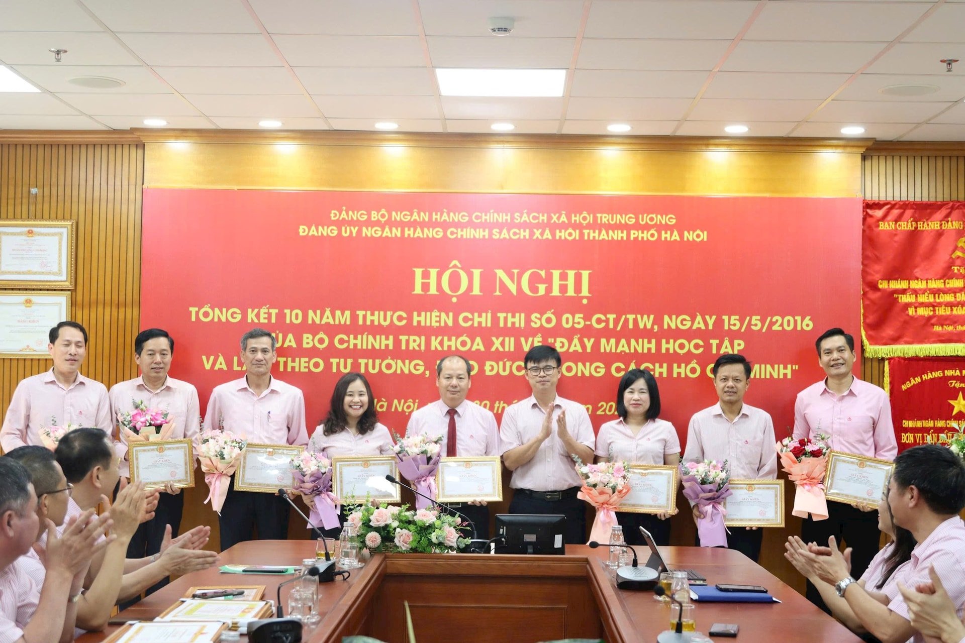 Đảng ủy NHCSXH thành phố Hà Nội tặng Giấy khen cho tập thể và cá nhân có thành tích xuất sắc. Ảnh: Việt Phong