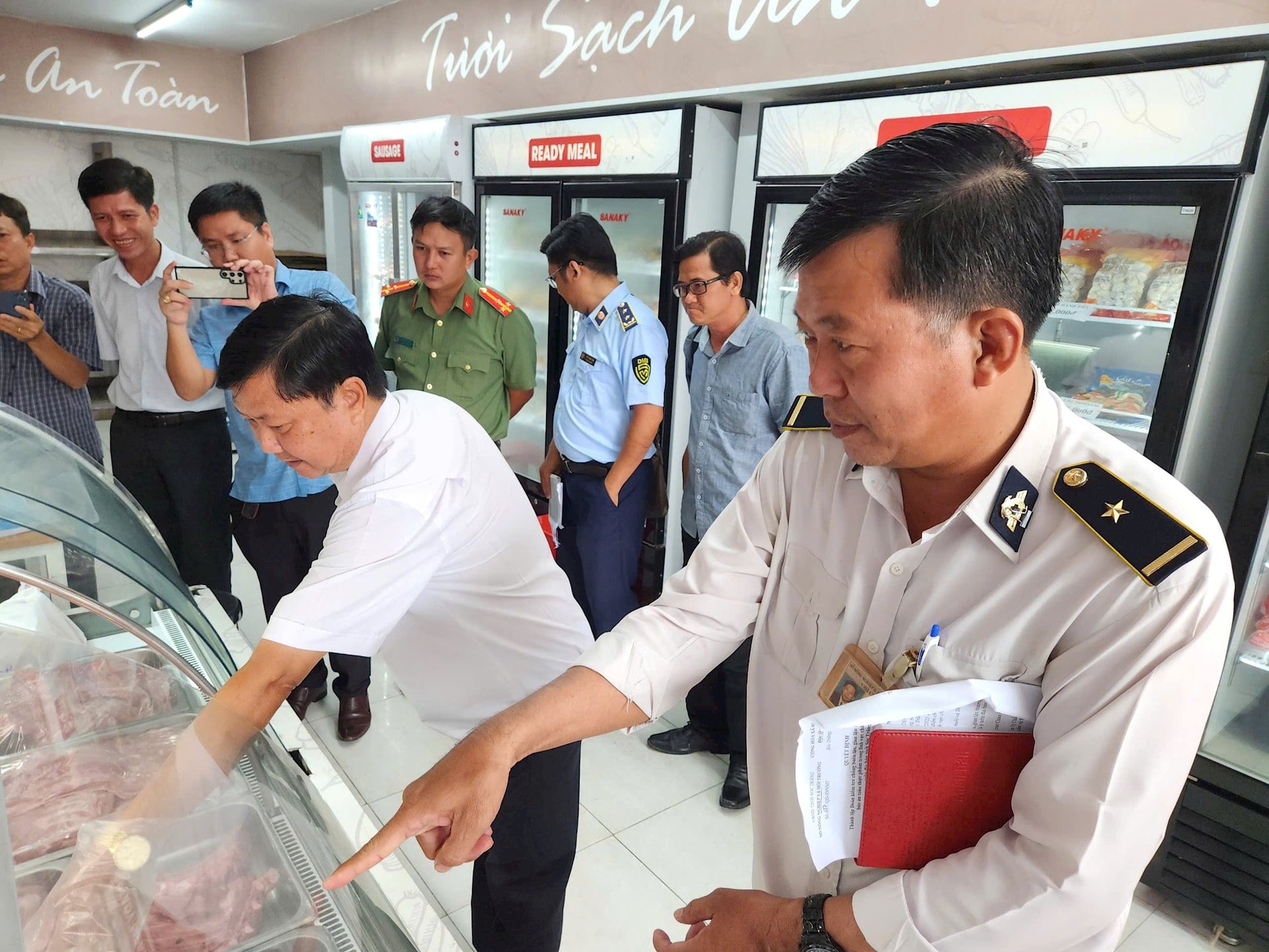 Đoàn kiểm tra liên ngành kiểm tra cơ sở kinh doanh sản phẩm thịt heo ở Sóc Trăng - Ảnh: Lương Xuân Cao
