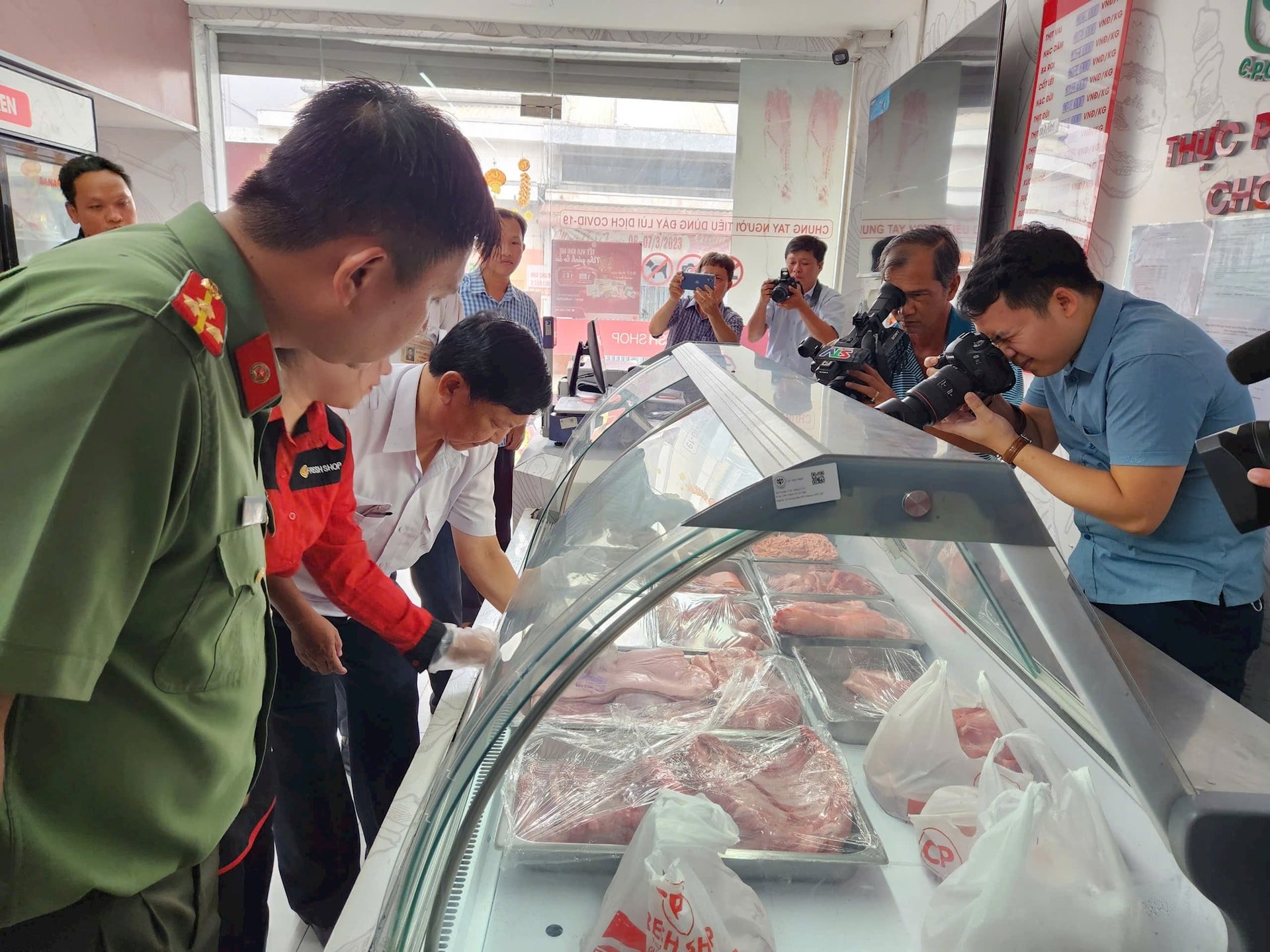 Đoàn kiểm tra liên ngành về an toàn thực phẩm - Ảnh: L.X.C