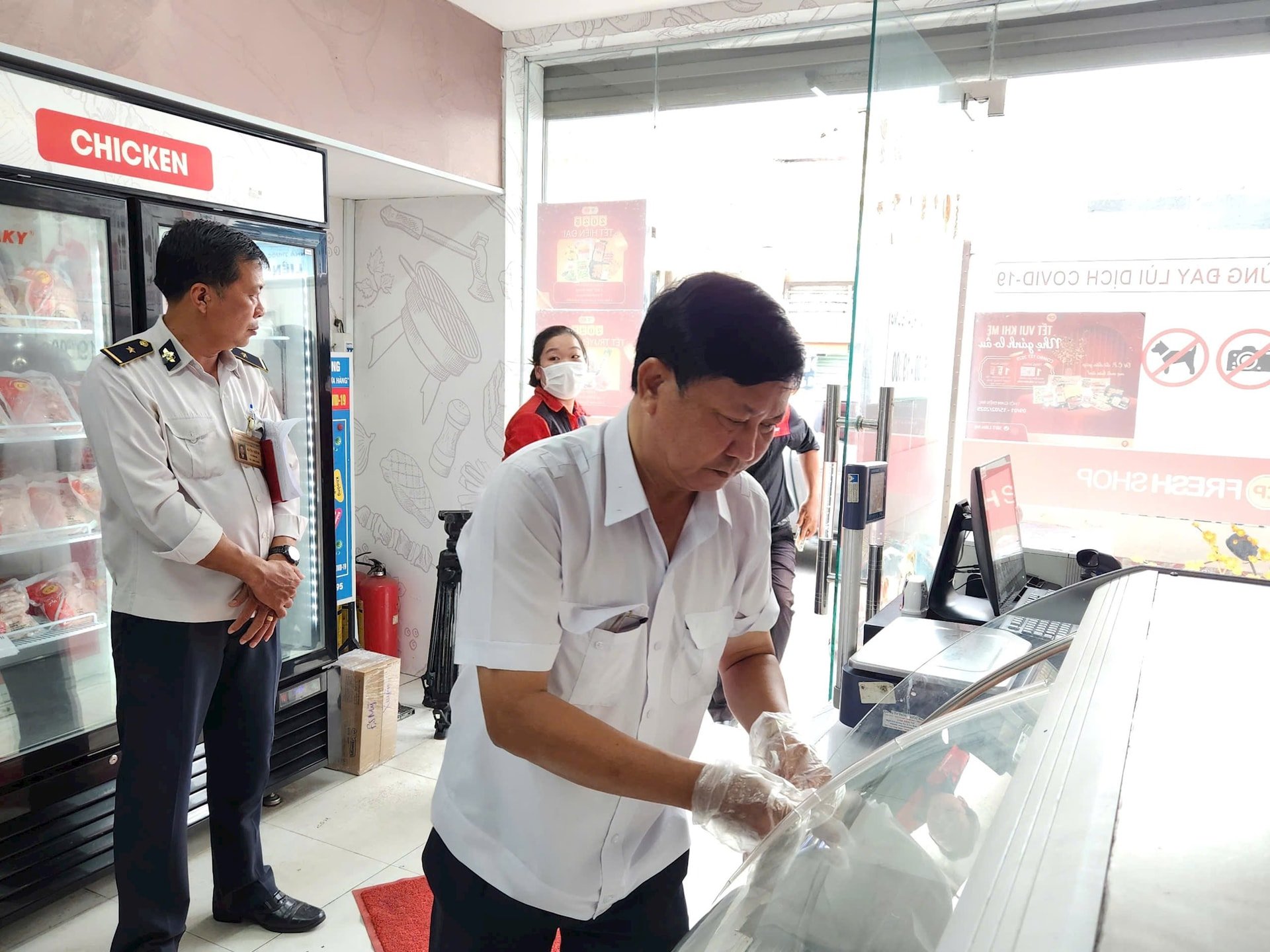 Đoàn kiểm tra các sản phẩm từ thịt heo - Ảnh: L.X.C