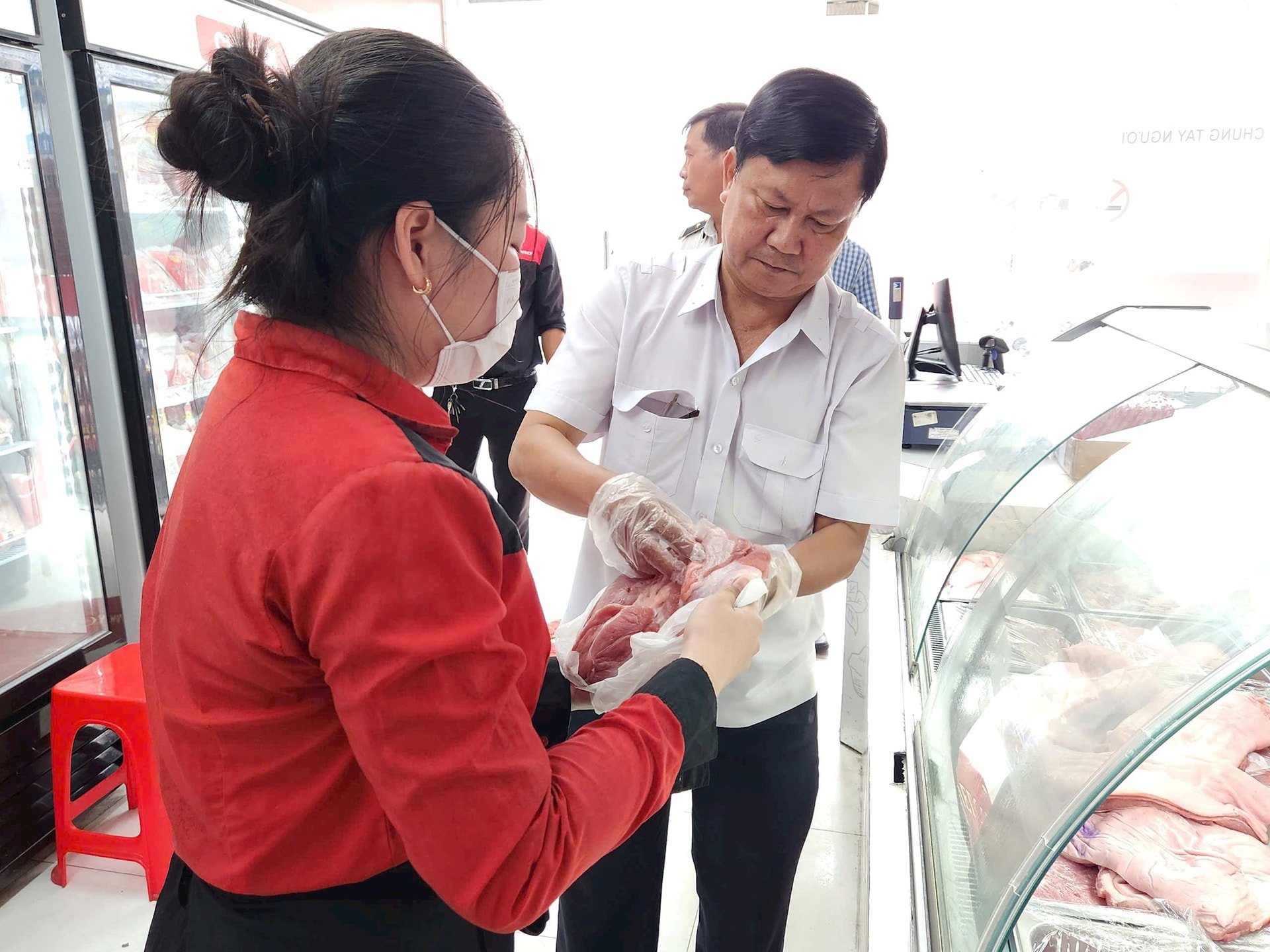 Đoàn công tác kiểm tra liên ngành về an toàn thực phẩm - Ảnh: L.X.C