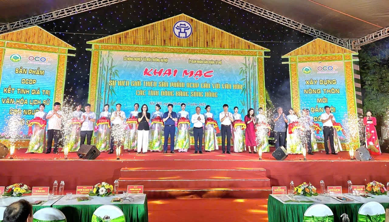 Các đại biểu cắt băng khai mạc sự kiện. Ảnh: Minh Phú