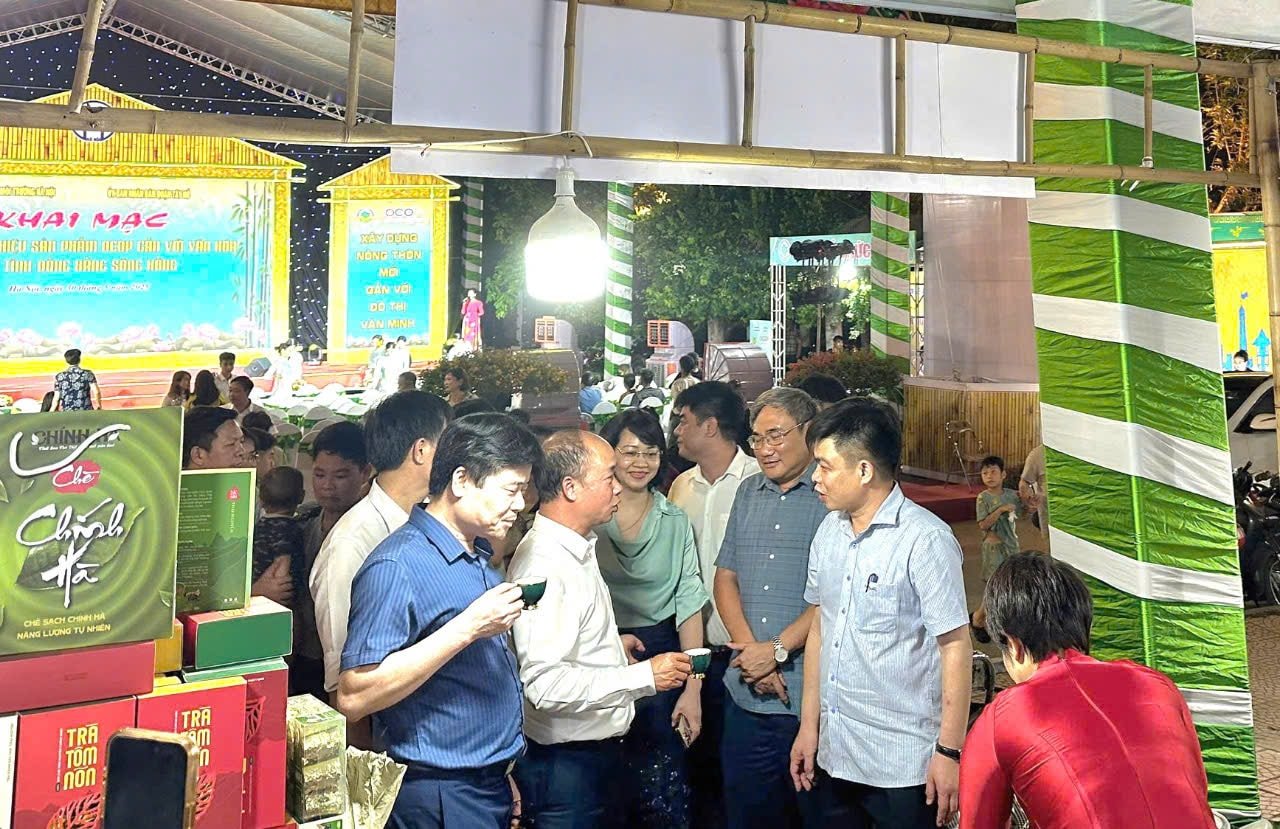 Các đại biểu tham quan gian hàng, trải nghiệm sản phẩm trà. Ảnh: Minh Phú