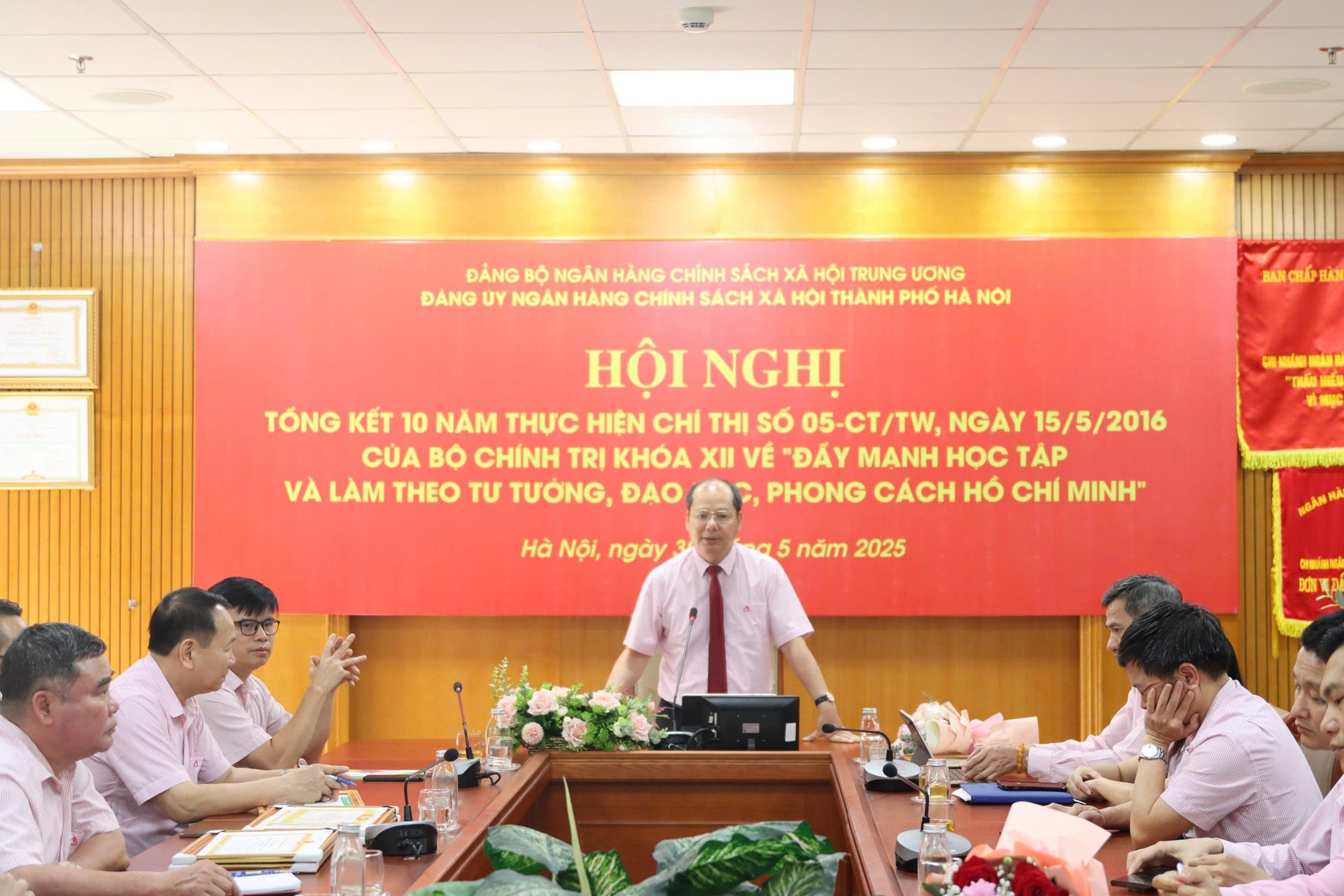 Bí thư Đảng ủy NHCSXH thành phố Hà Nội Phạm Văn Quyết phát biểu tại hội nghị. Ảnh: Việt Phong