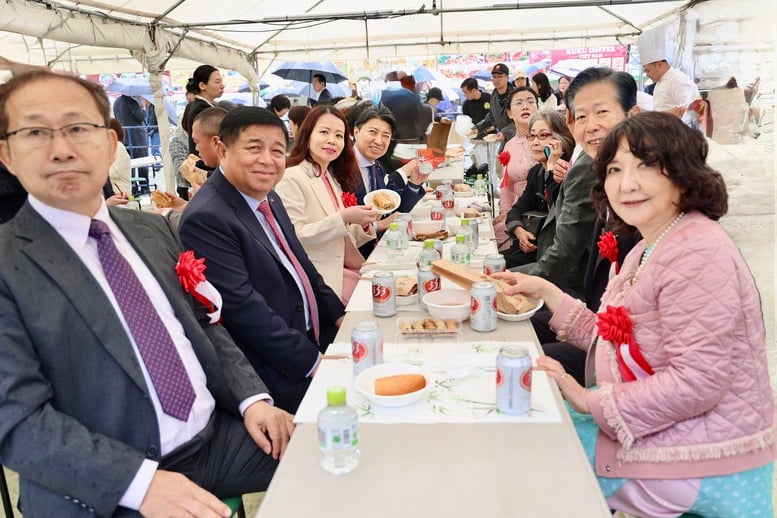  Phó Thủ tướng và các đại biểu thưởng thức ẩm thực Việt Nam tại Lễ hội - Ảnh: VGP/Thu Sa