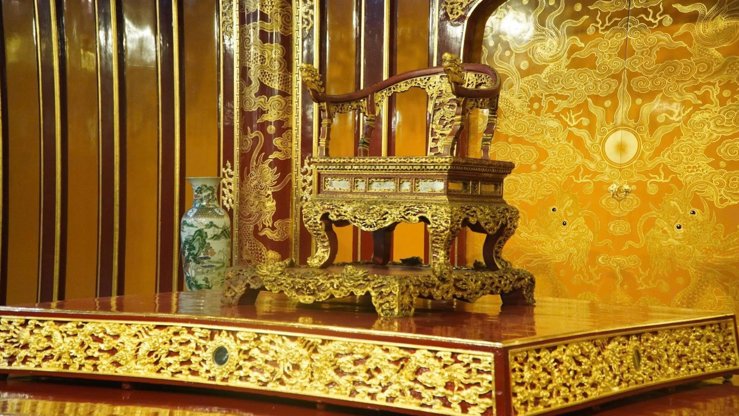 Bảo vật quốc gia Ngai vua triều Nguyễn trước khi bị đối tượng đối tượng Hồ Văn Phương Tâm đập phá làm hư hại. Ảnh: T.H