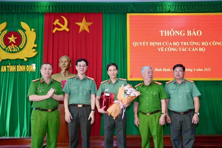 Lễ công bố và trao quyết định nghỉ công tác cho giám đốc Công an tỉnh Bình Định - Ảnh: NGỌC MINH