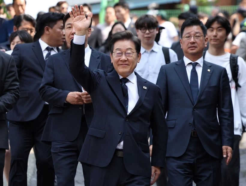 Ứng cử viên Tổng thống Hàn Quốc Lee Jae-myung của đảng Dân chủ sau khi bỏ phiếu sớm bầu Tổng thống tại điểm bầu cử ở Seoul ngày 29/5. (Ảnh: Yonhap/TTXVN)