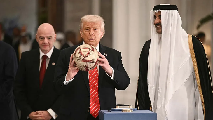 Chủ tịch FIFA Gianni Infantino (trái), Tổng thống Mỹ Donald Trump (giữa) và Tiểu vương Qatar Tamim bin Hamad Al Thani (phải) trong buổi gặp mặt tại Doha, Qatar - Ảnh: AFP