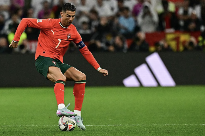 Ronaldo xông xáo trên hàng công đội khách