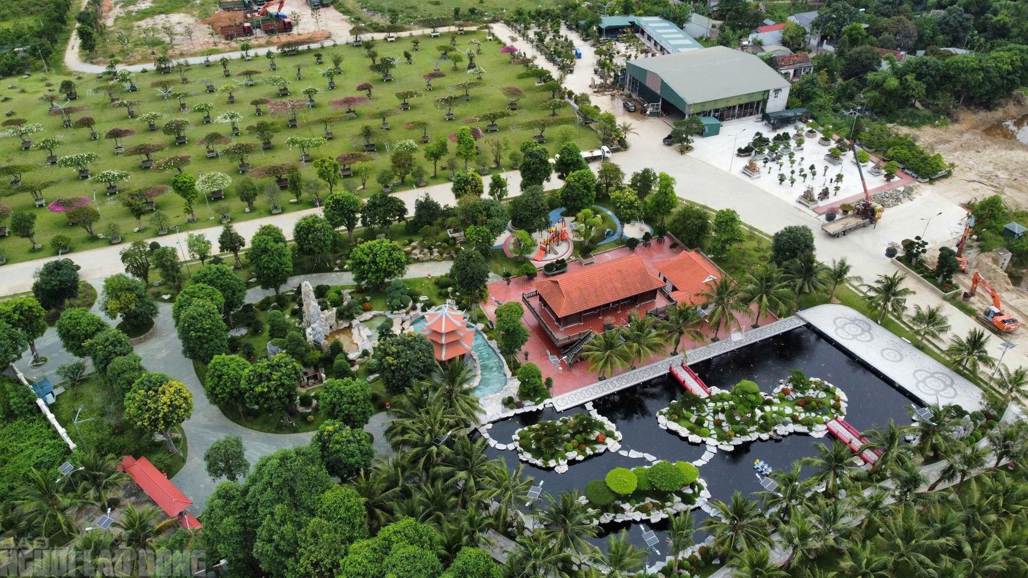 Khu vườn với hệ thống cây xanh, hòn non bộ, hồ cá cảnh nổi bật với khu biệt phủ trong khu đất rộng hàng ngàn m2 ngoài đê sông Mã, phường Đông Hải, TP Thanh Hóa