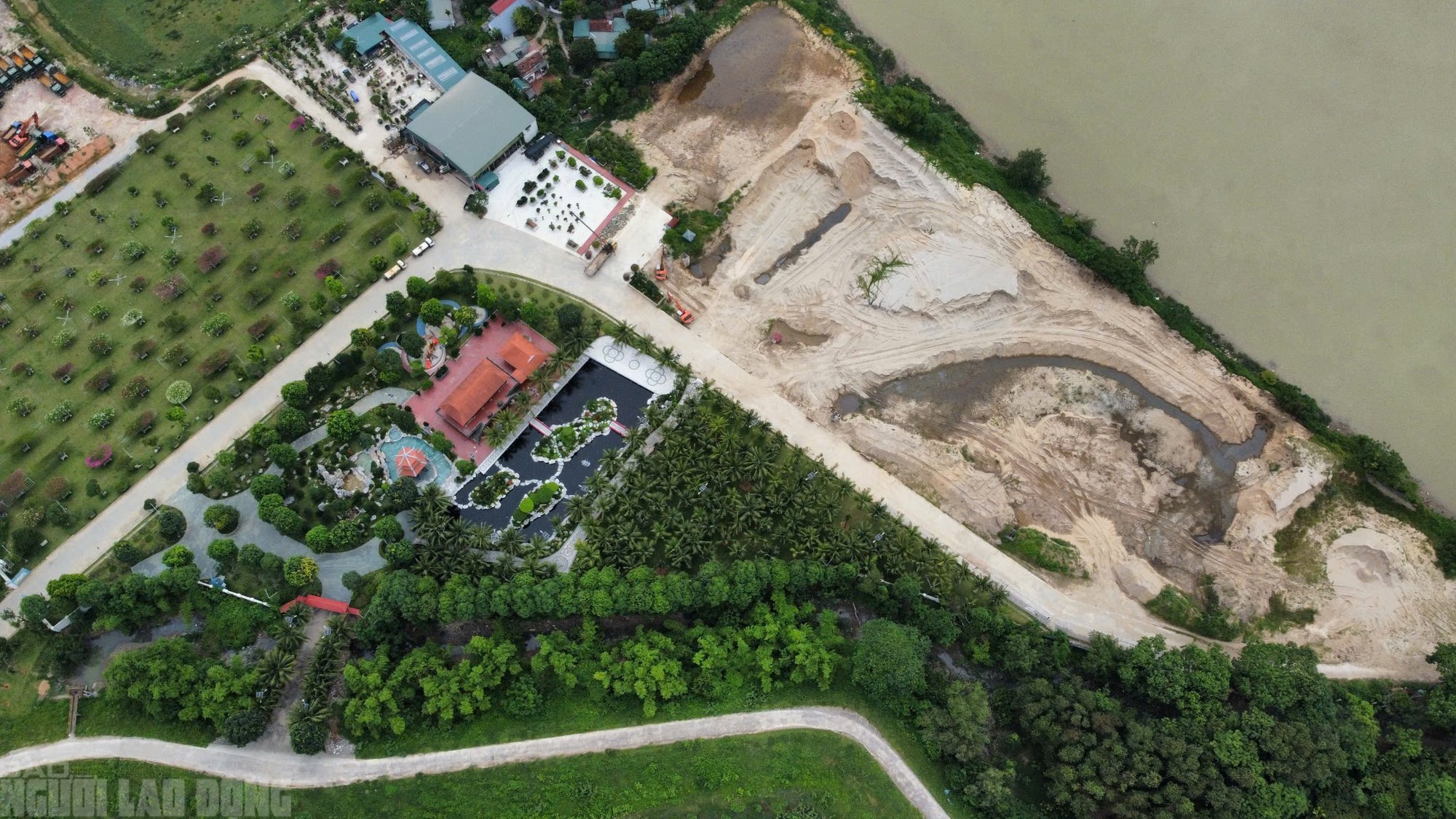 Ngay cạnh khu vườn này là bãi tập kết cát sát bờ sông Mã