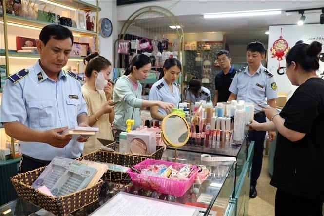 Lực lượng quản lý thị trường Hải Phòng thu giữ lượng lớn mỹ phẩm tại cửa hàng Panda Shop, tại số 9, đường Lương Khánh Thiện, thành phố Hải Phòng, chiều 30-5. Ảnh: Hoàng Ngọc/TTXVN