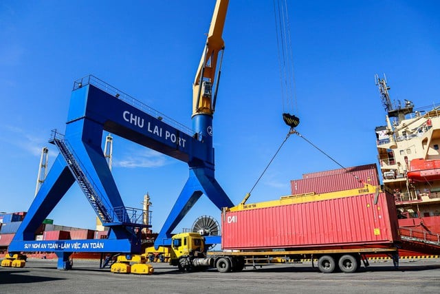 Đối với logistics, AI đóng vai trò như một bộ não trung tâm, giúp điều phối vận hành thông minh, dự đoán rủi ro và tối ưu hóa đường đi - Ảnh: VGP/MT