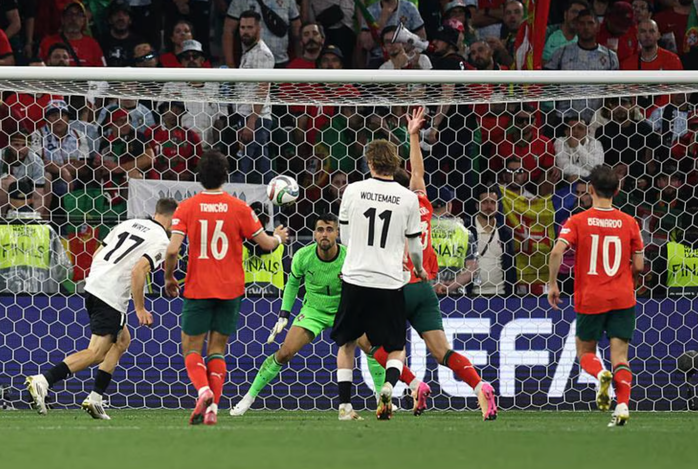 Florian Wirtz tả xung hữu đột
