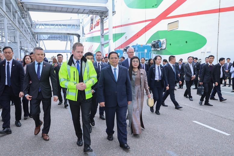 Đại diện Cảng Tallinn giới thiệu với Thủ tướng và Phu nhân về hoạt động của cảng - Ảnh: VGP/Nhật Bắc
