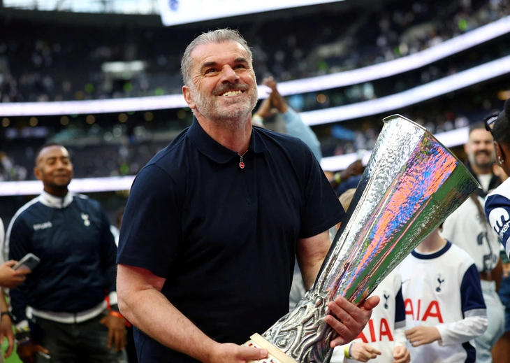 HLV Ange Postecoglou bị sa thải sau khi giúp Tottenham vô địch Europa League - Ảnh: REUTERS