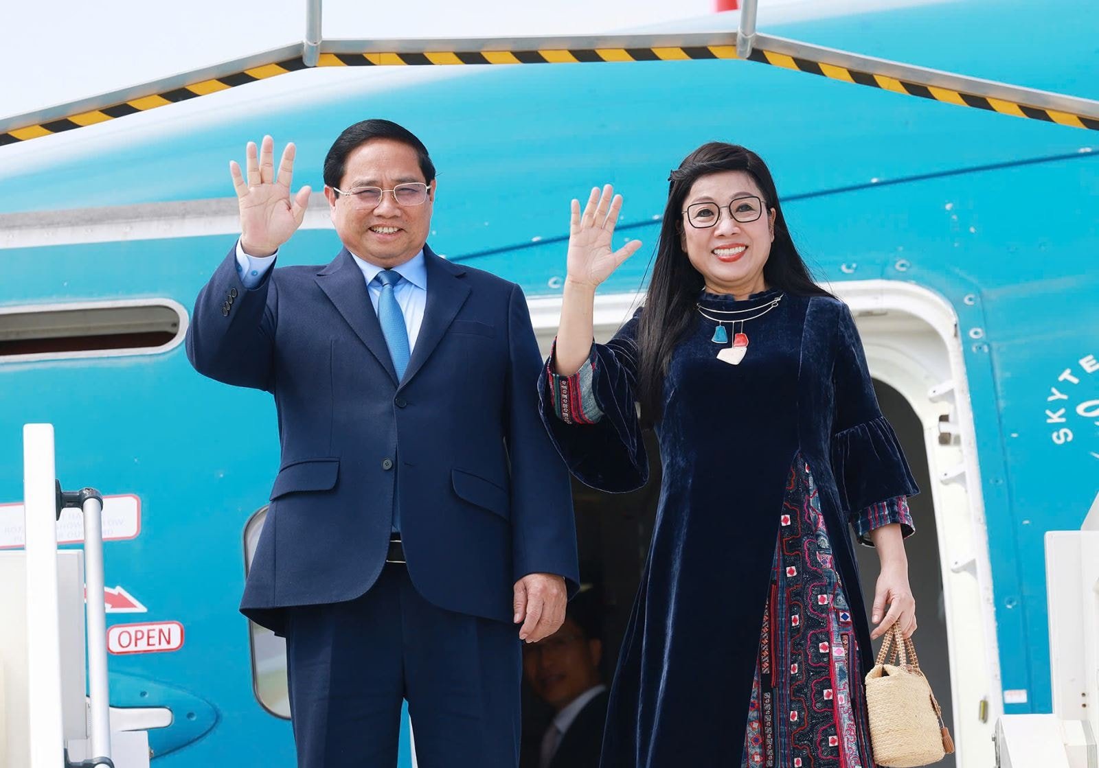Thủ tướng Phạm Minh Chính và Phu nhân đến sân bay quốc tế Cotê d’Azur Nice, Cộng hòa Pháp. Ảnh: Dương Giang/TTXVN