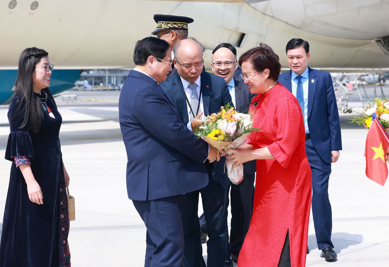 Cán bộ, nhân viên Đại sứ quán Việt Nam tại Pháp đón Thủ tướng Phạm Minh Chính và Phu nhân. Ảnh: Dương Giang/TTXVN
