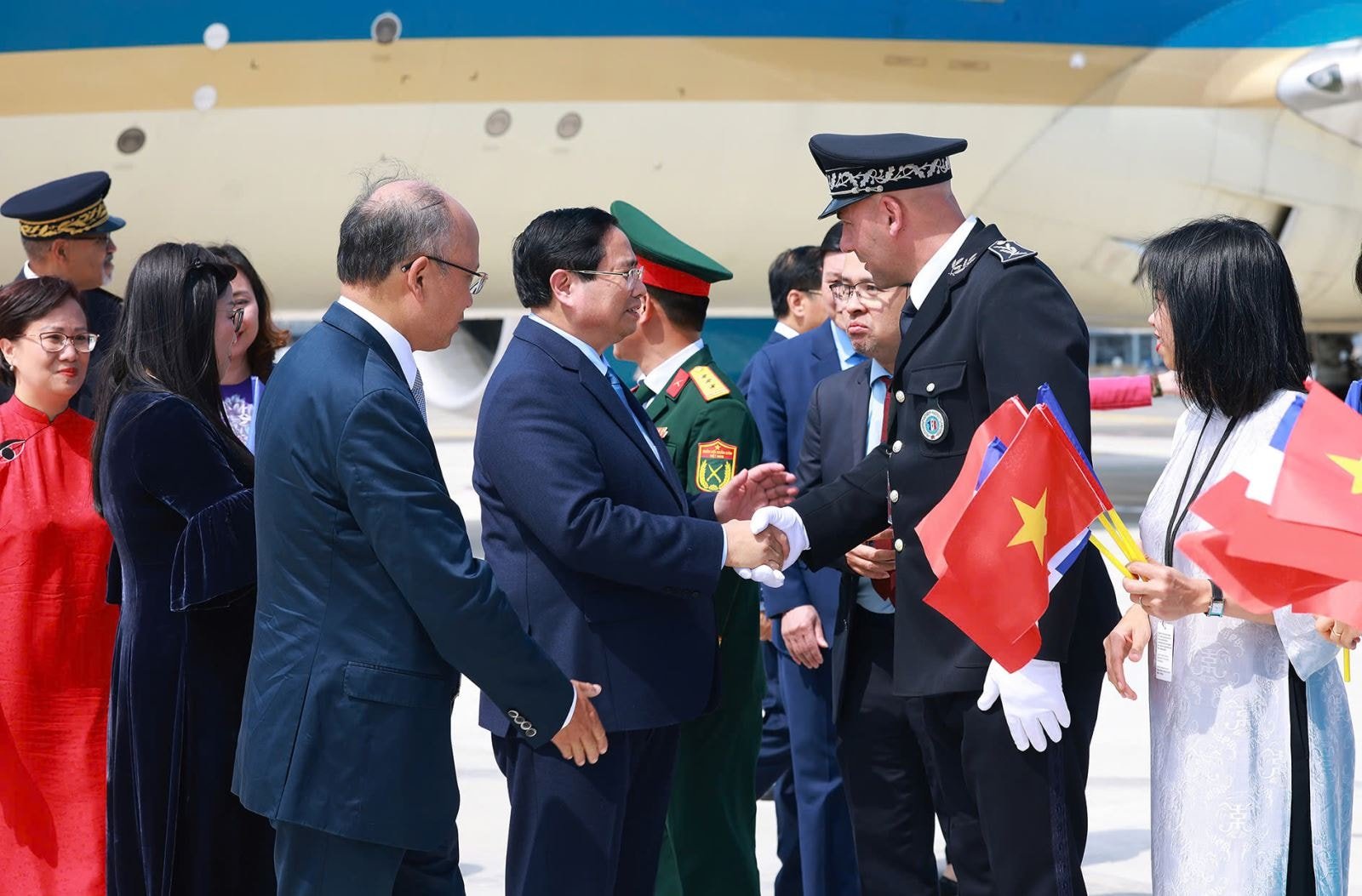 Cán bộ, nhân viên Đại sứ quán Việt Nam tại Pháp đón Thủ tướng Phạm Minh Chính và Phu nhân. Ảnh: Dương Giang-TTXVN