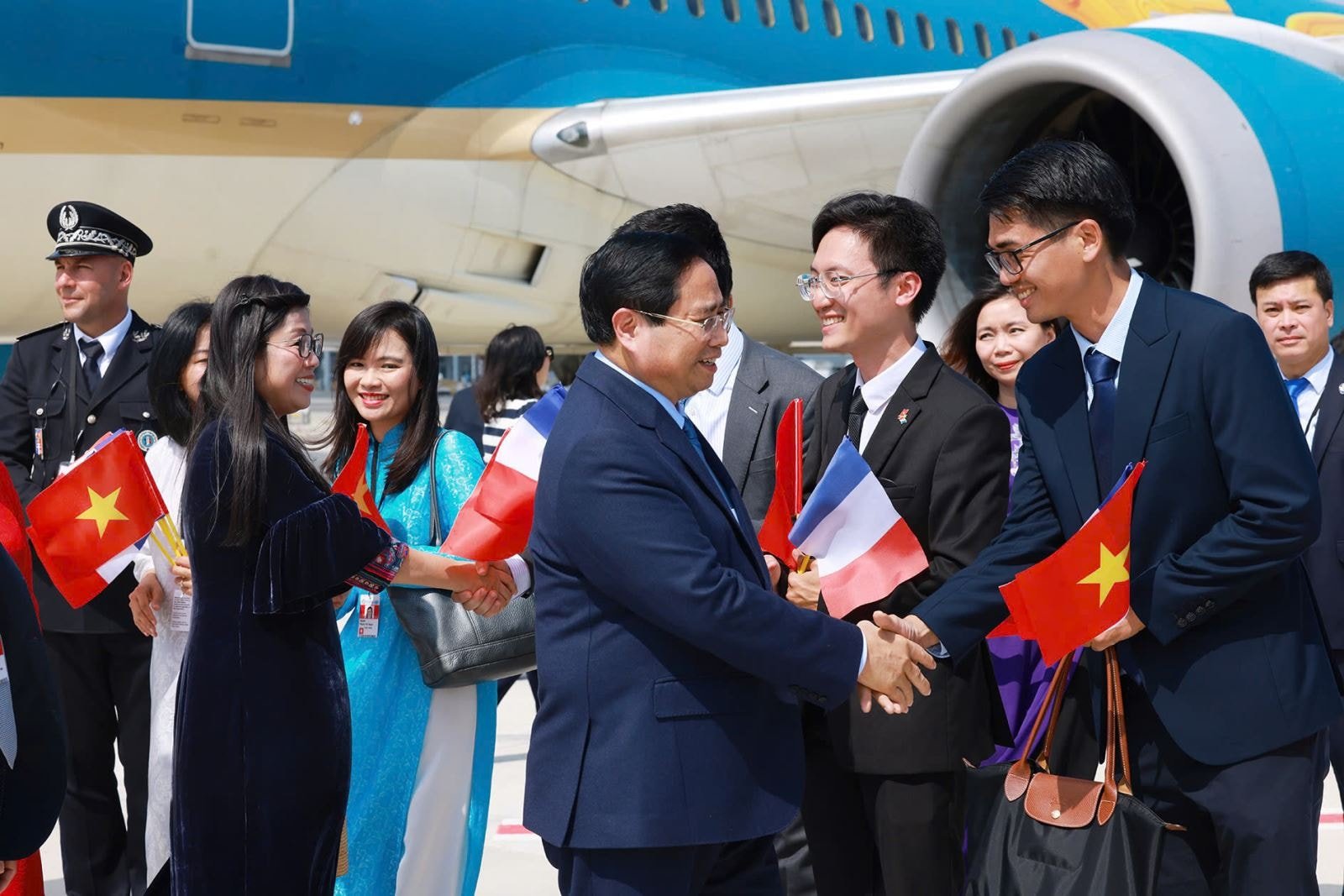 Cán bộ, nhân viên Đại sứ quán Việt Nam tại Pháp đón Thủ tướng Phạm Minh Chính và Phu nhân. Ảnh: Dương Giang/TTXVN
